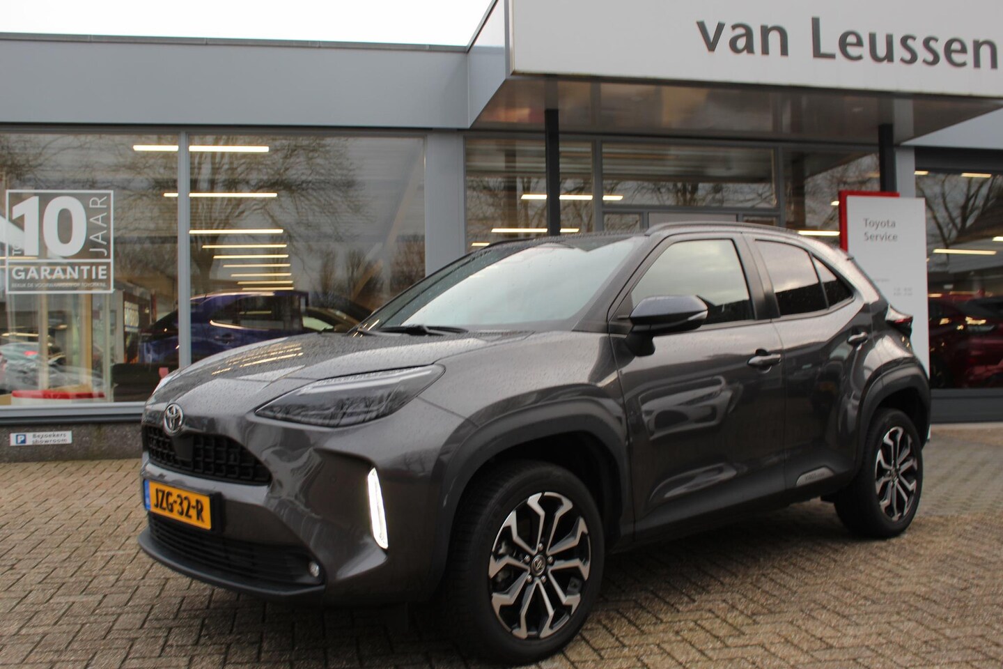 Toyota Yaris Cross - 1.5 Hybrid 115 First Edition WISSER/STUUR&STOELVERW. SENSOREN V+A LED AD-CRUISE - AutoWereld.nl
