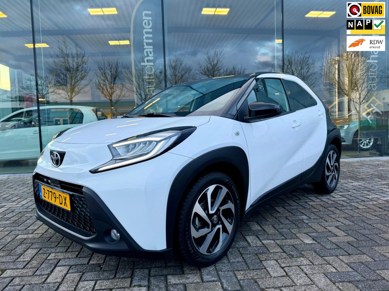 Toyota Aygo X - 1.0 VVT-i MT Pulse 1.0 VVT-i MT Pulse, 2-tone, NAP, 1e eigenaar, CarPlay - AutoWereld.nl