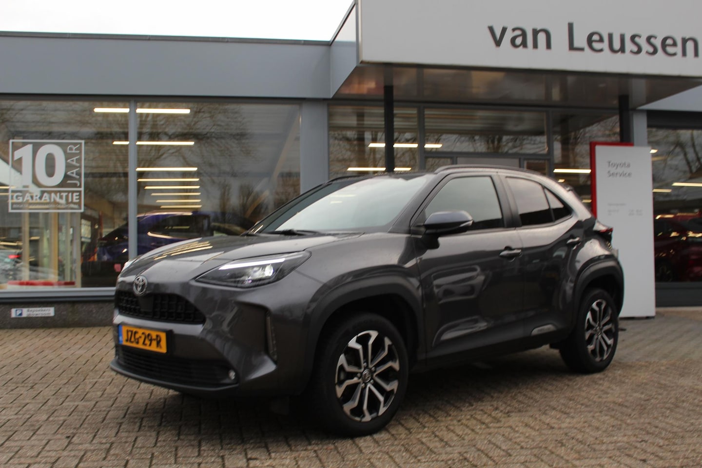 Toyota Yaris Cross - 1.5 HYBRID 115 FIRST EDITION PARK.SENSOREN STOEL-STUUR & RUITEN WISSER VERWARMING KEYLESS - AutoWereld.nl