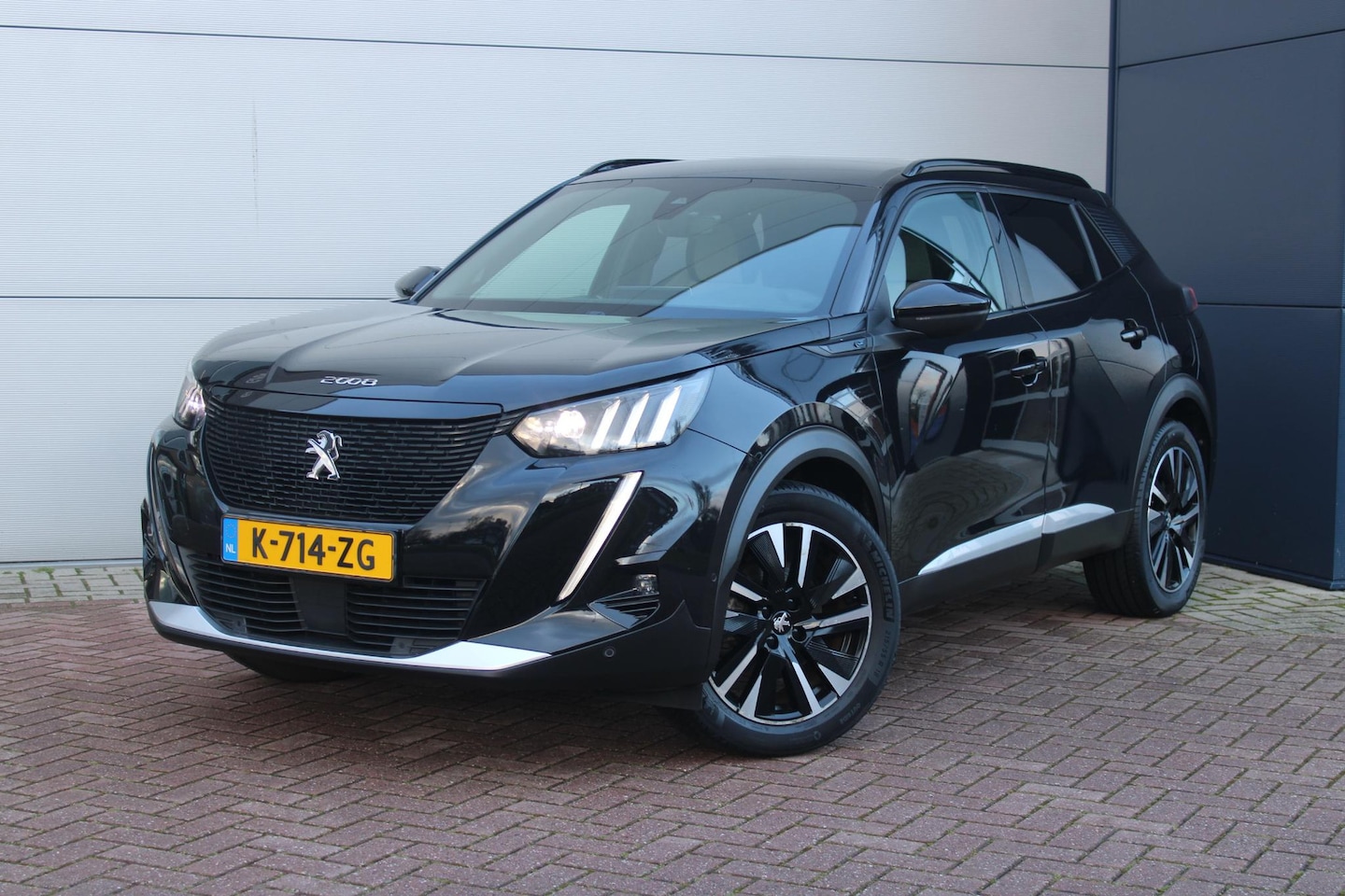 Peugeot e-2008 - EV GT Pack 50 kWh ADAPTIEVE CRUISE CONTROL - VERWARMDE VOORSTOELEN - NAVIGATIE - DEALER ON - AutoWereld.nl