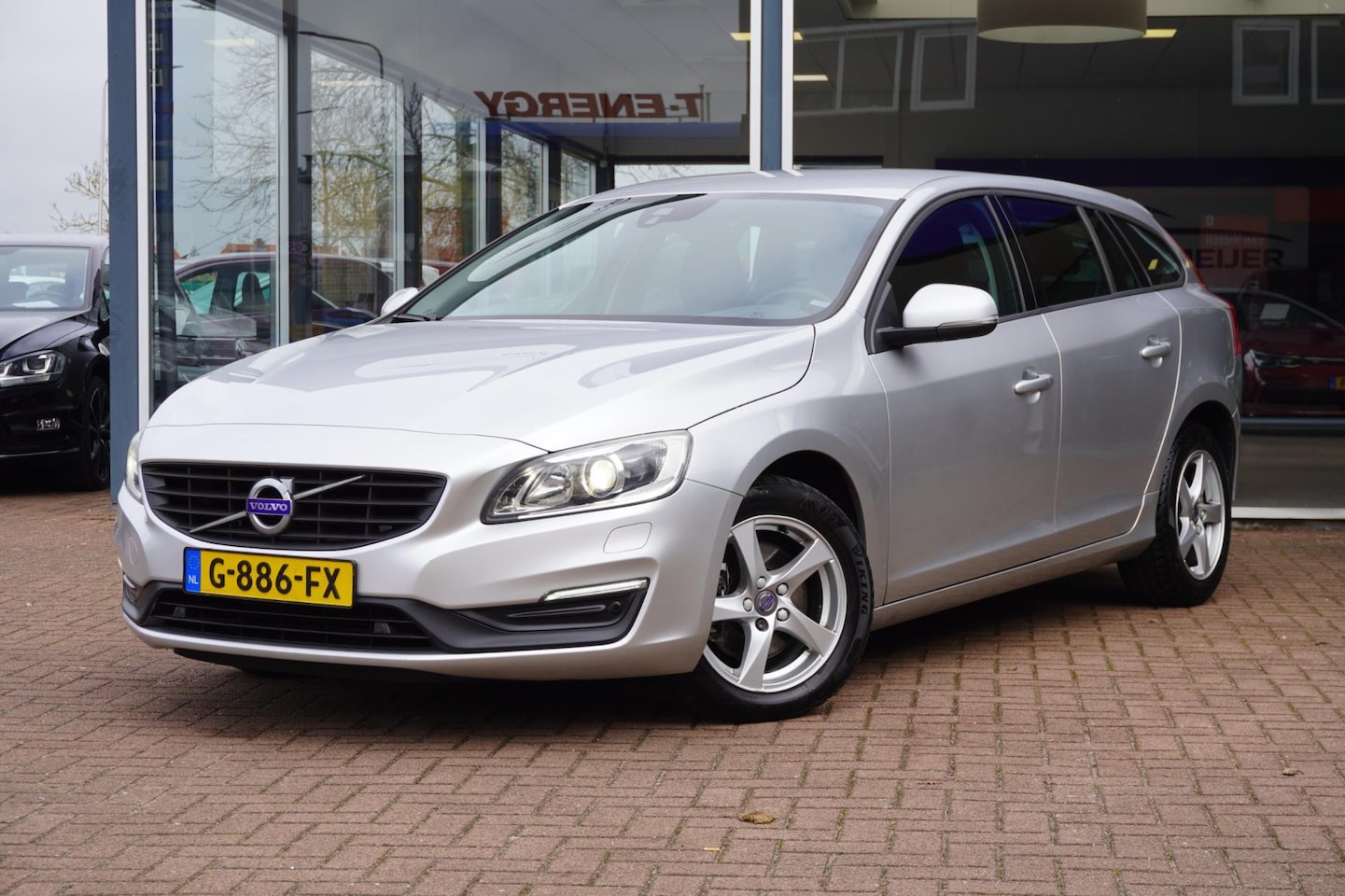 Volvo V60 - 2.0 D3 Summum Handbak | Airco | Navigatie | Lm velgen | Vol opties | Elek. Pakket | Inruil - AutoWereld.nl