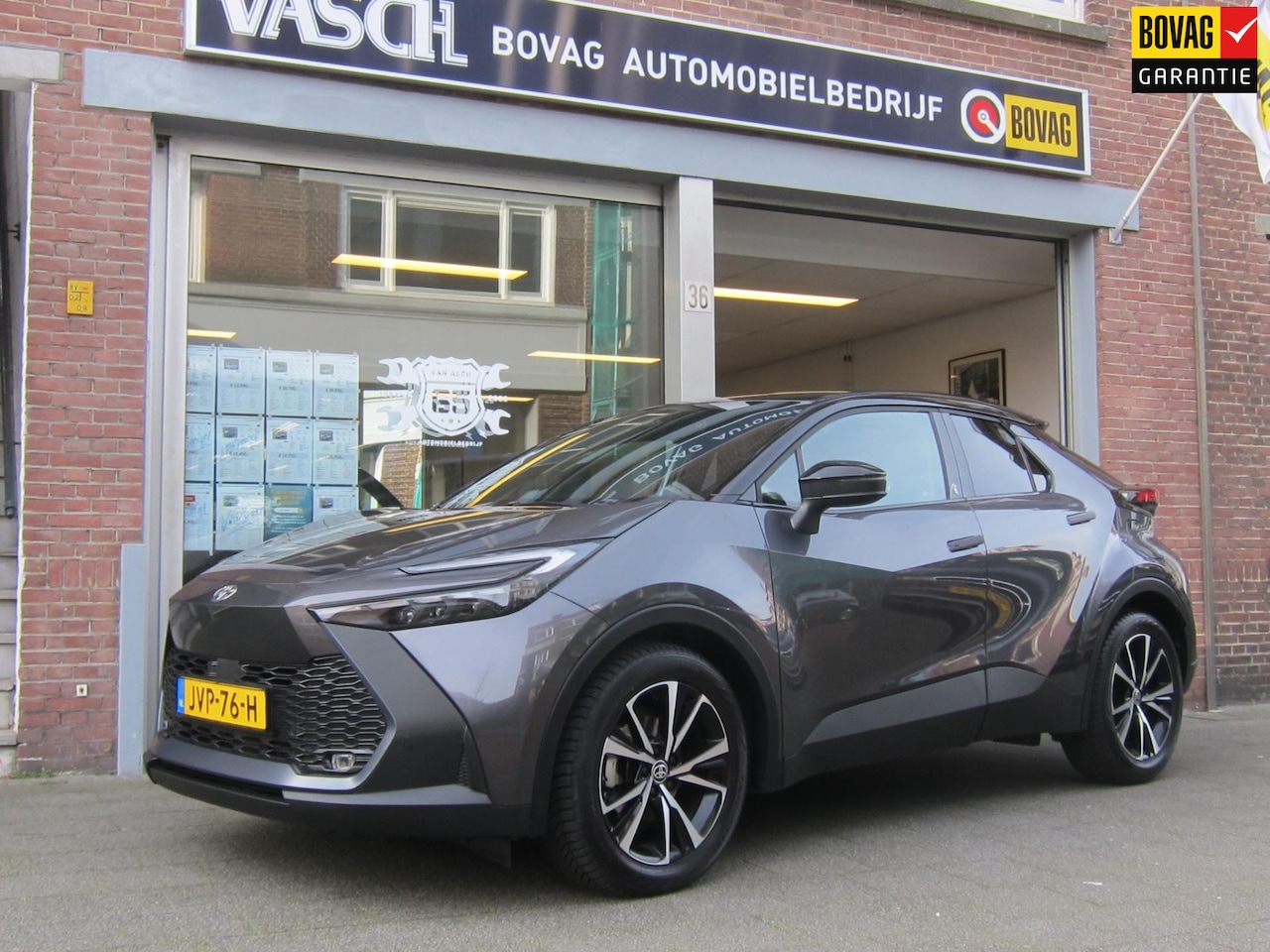 Toyota C-HR - 1.8 Hybrid 140 First Edition Bi-Tone All Seasonbanden All In Prijs - AutoWereld.nl