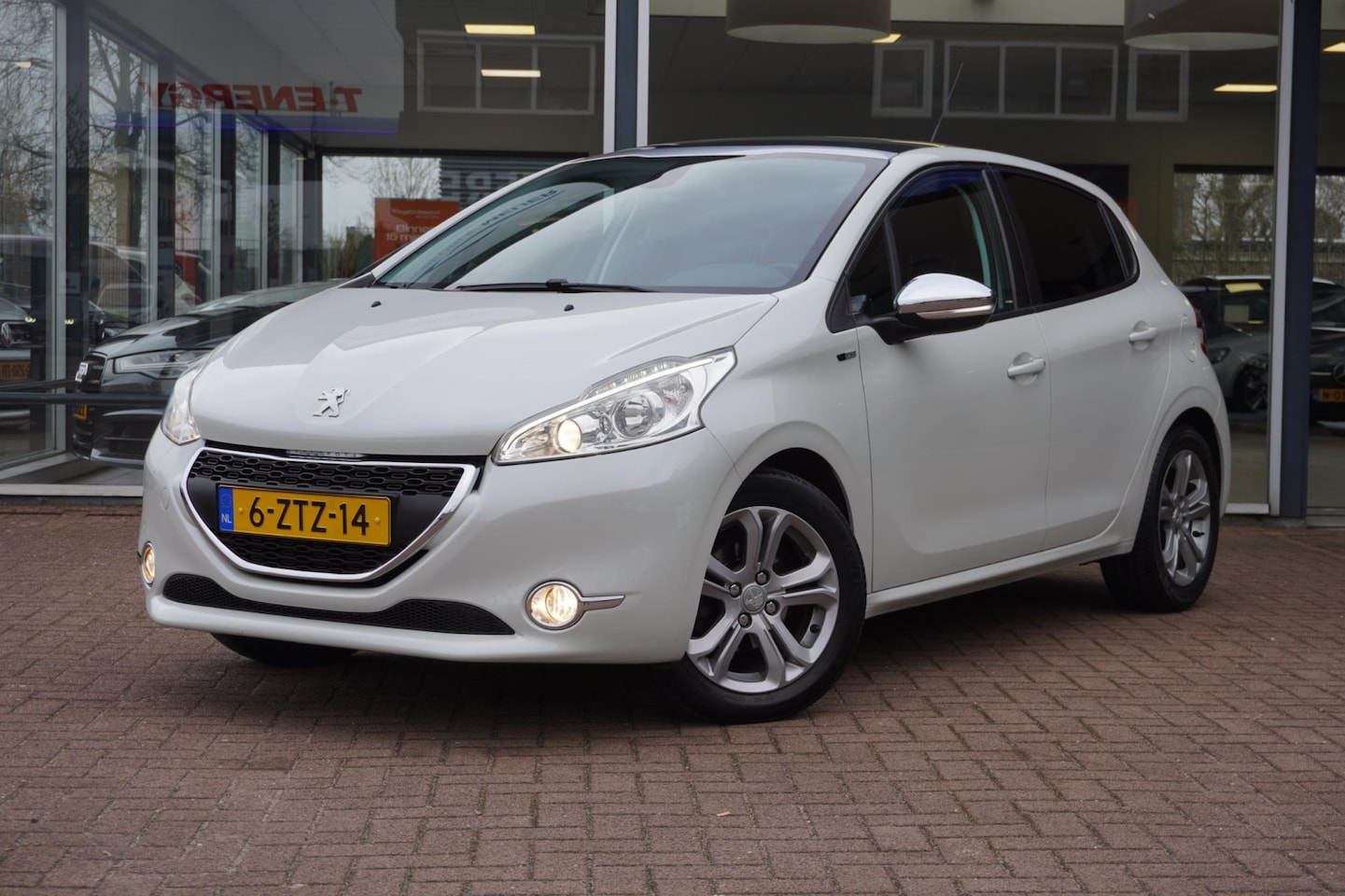 Peugeot 208 - 1.2 PureTech Style Pack Plus 5deurs | Airco | Navigatie | Vol opties | Elek. Pakket | Inru - AutoWereld.nl