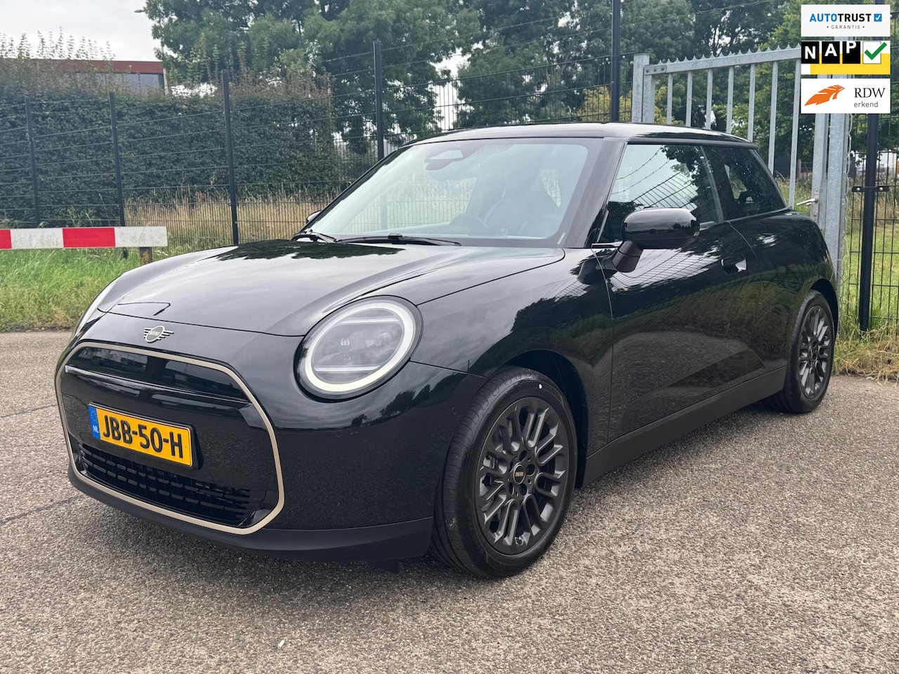 MINI Cooper - E Favoured S 40.7 kWh Head Up Camera NIEUW - AutoWereld.nl