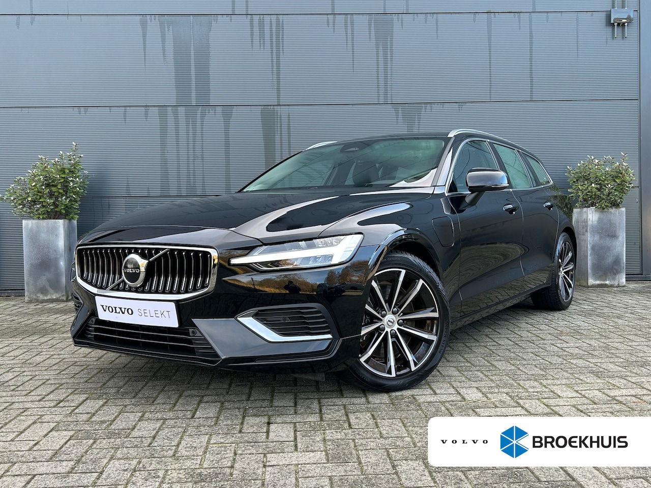 Volvo V60 - 2.0 T6 Plug-in hybrid AWD Essential Bright | Trekhaak | Leder | Climate pack | BLIS | Pilo - AutoWereld.nl