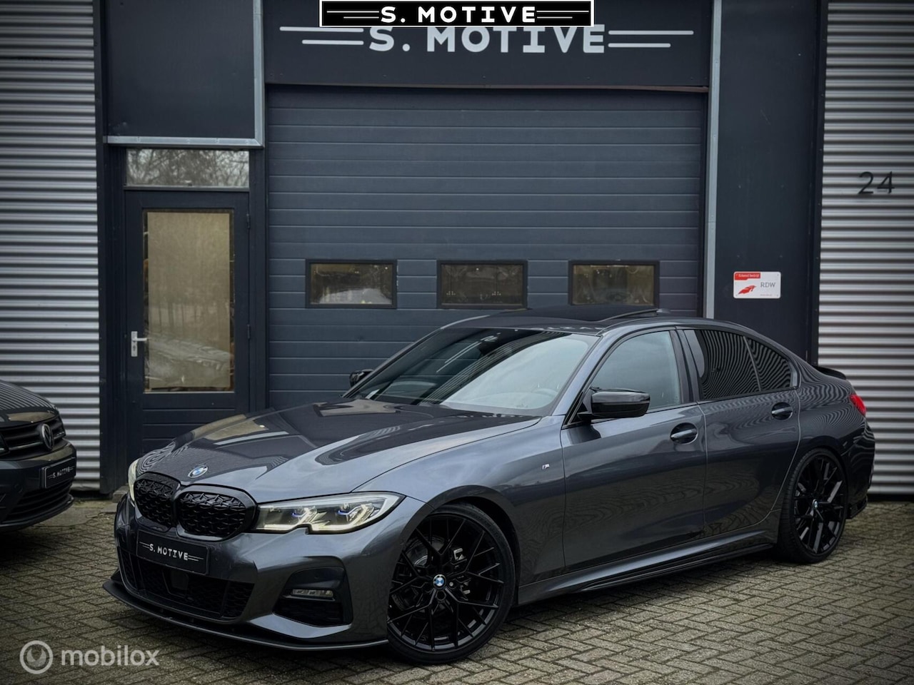 BMW 3-serie - 318i High Executive M-Sport Maxton PANO Sfeer VOL - AutoWereld.nl