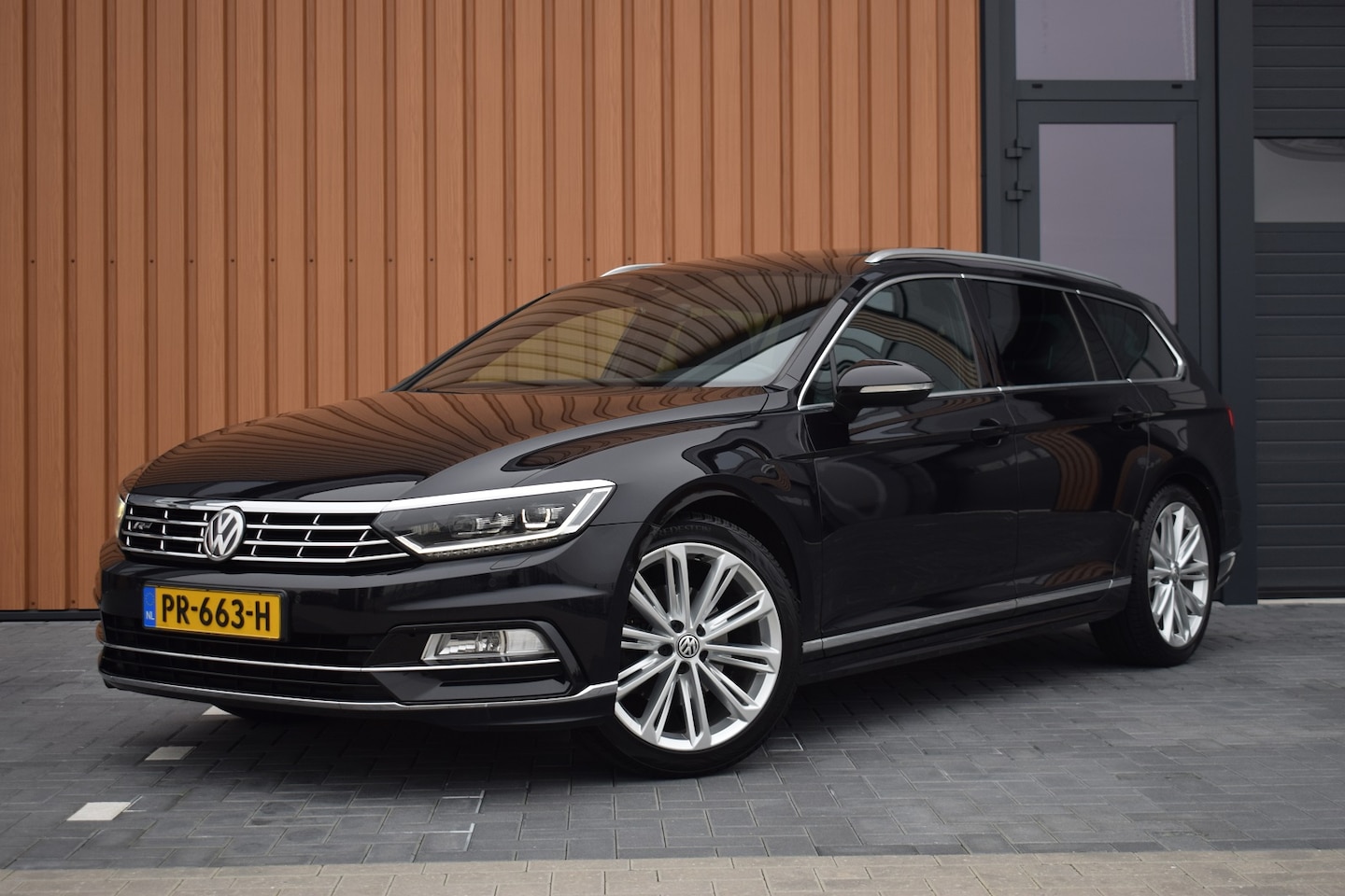 Volkswagen Passat Variant - 1.4 TSI 150pk DSG R-line | Pano | Leer | Virtual | Trekhaak | 19" - AutoWereld.nl