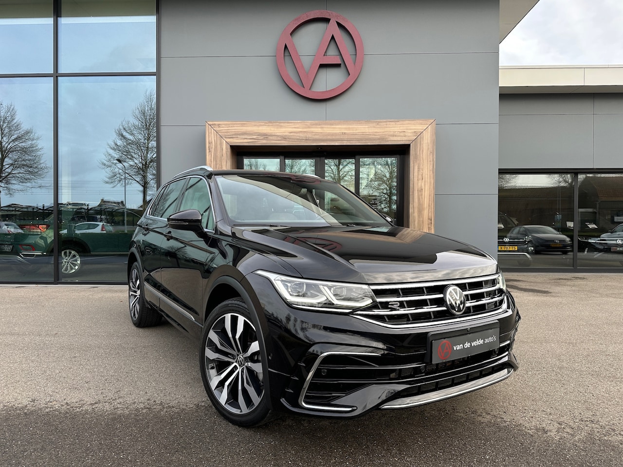 Volkswagen Tiguan - 1.4 TSI eHybrid R-Line | Trekhaak | Dode hoek | 360 Camera | 20 inch | Discover Pro | rijk - AutoWereld.nl