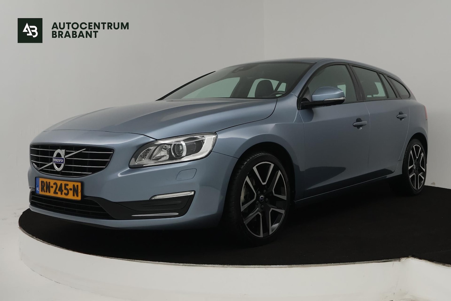 Volvo V60 - 2.0 T4 Polar+ Dynamic (TREKHAAK, STOELVERWARMING, NAVIGATIE, AUTOMAAT, PARKEERSENSOREN) - AutoWereld.nl