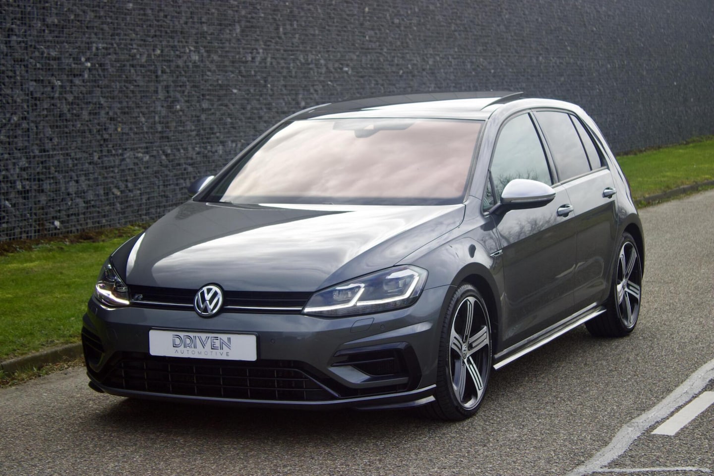 Volkswagen Golf - 7.5 2.0 TSI R | Indium Grey - Pano - APR - AutoWereld.nl