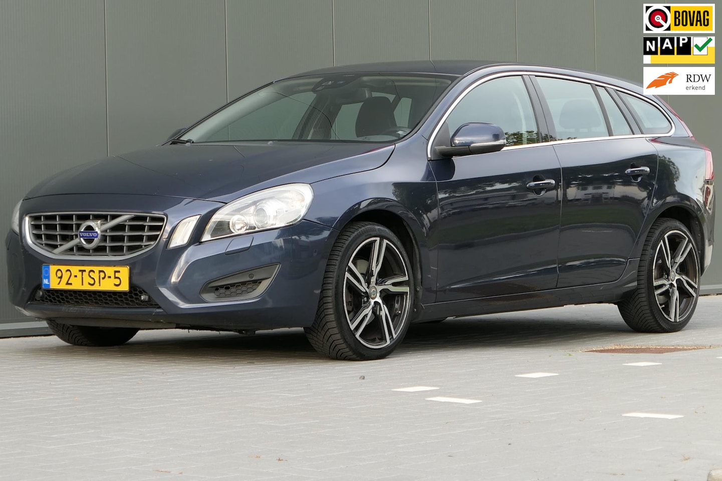 Volvo V60 - 1.6 T3 Momentum Navi NAP Bluetooth Cruise - AutoWereld.nl