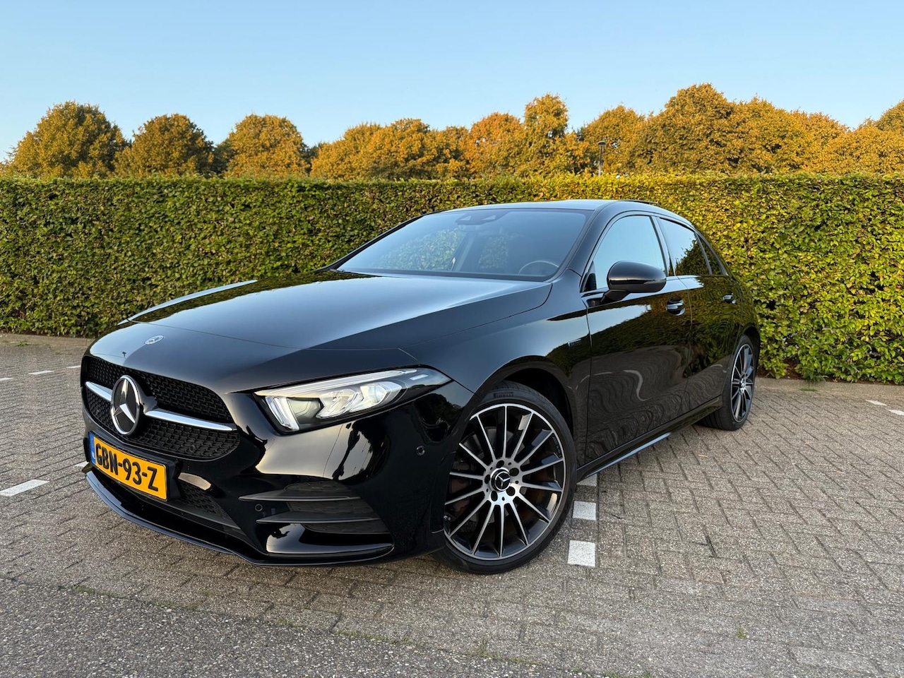 Mercedes-Benz A-klasse - 250 e Premium AMG Limited uitvoering met panoramadak, 19″ AMG velgen, sfeerverlichting en plug-in hybrid - AutoWereld.nl