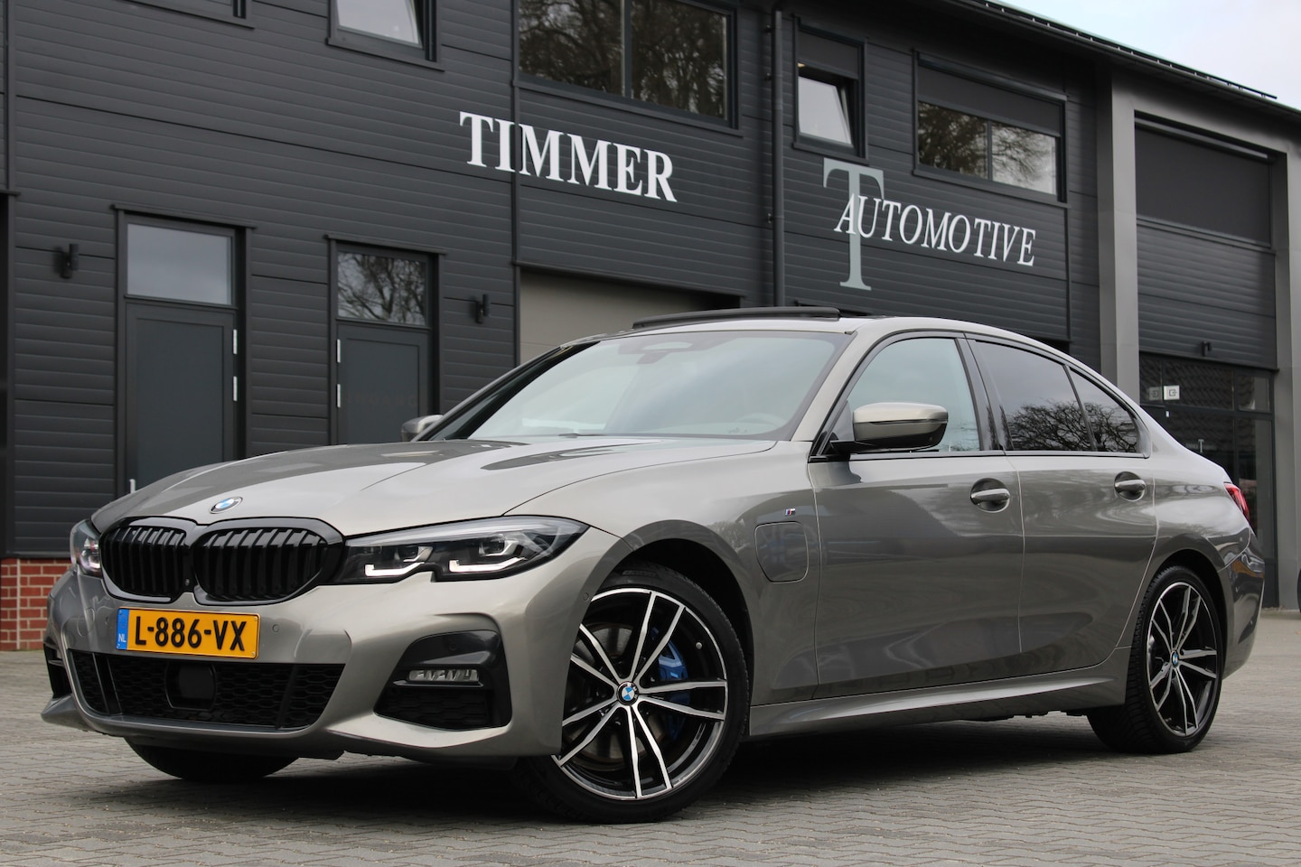 BMW 3-serie - 330e M Sport Schuif kanteldak - 19 inch - Premium kleur Oxidgrau - Nederlandse Auto Dealer - AutoWereld.nl