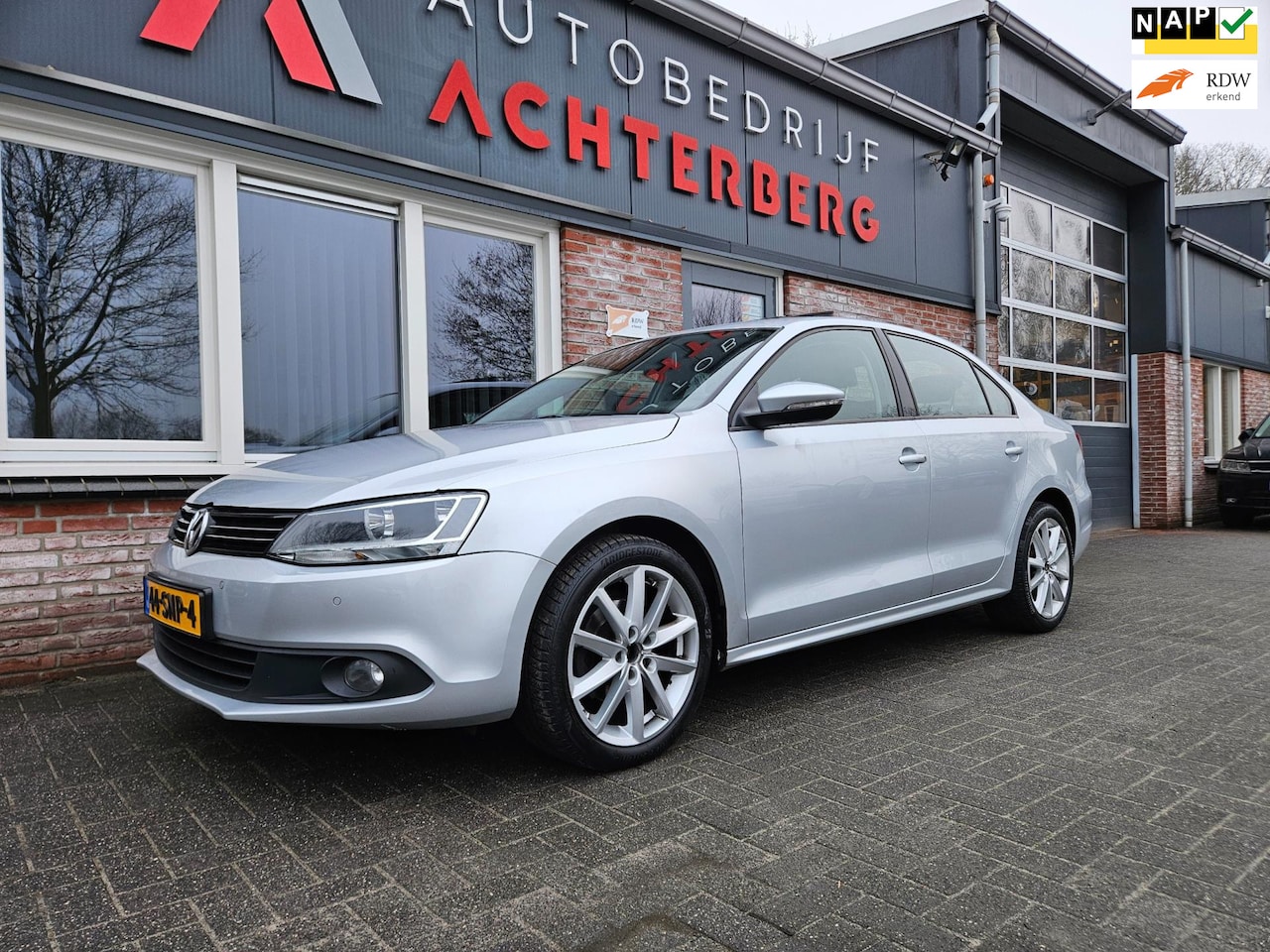 Volkswagen Jetta - 1.2 TSI Comfortline NAP! Schuif/Kanteldak! Navigatie! Airco! Cruise Control! Nette Auto! - AutoWereld.nl