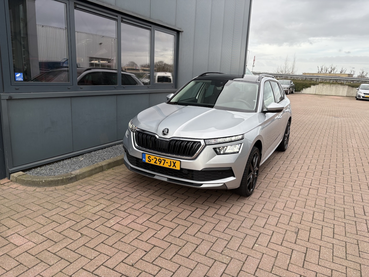 Skoda Kamiq - 1.0 TSi 115pk Business Edition PANORAMADAK/VIRTUAL/CAMERA/PDC/19INCH/TREKHAAK - AutoWereld.nl