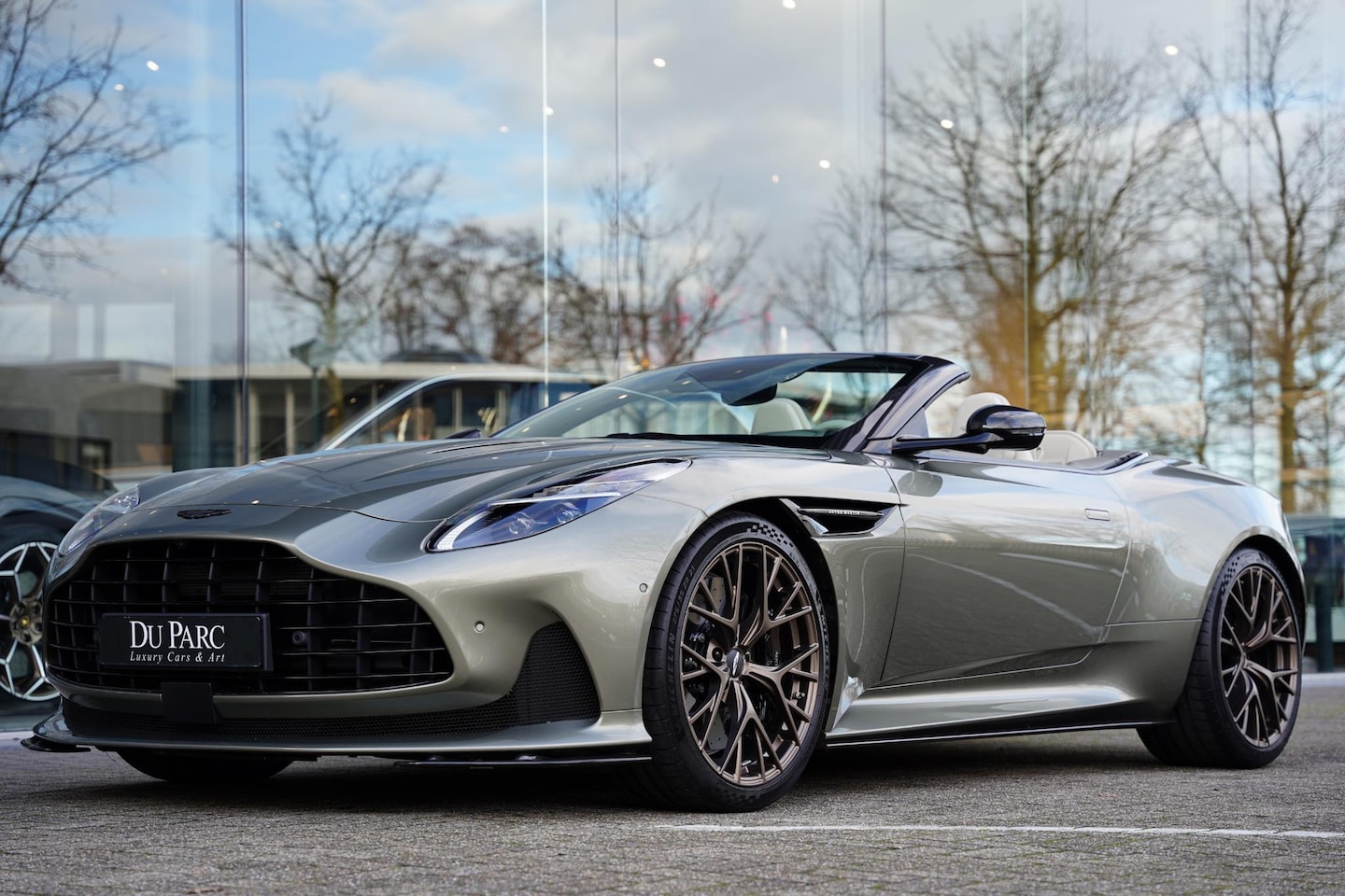 Aston Martin DB12 Volante - 4.0 V8 / NL-Auto / Carbon Pack /  Keramische Remmen - AutoWereld.nl