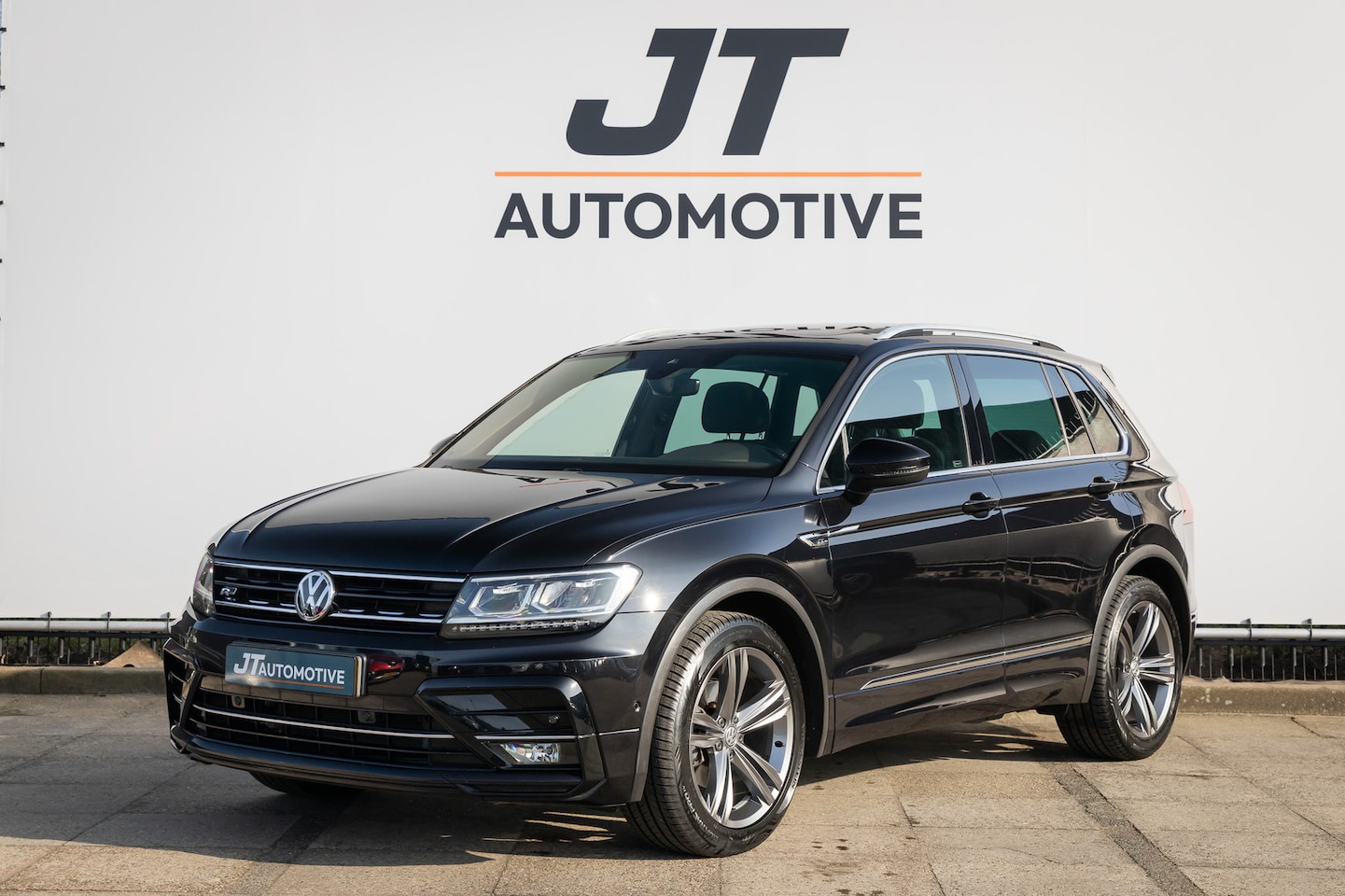 Volkswagen Tiguan - 1.4 TSI Highl R-line Pano | Trekhaak | Stoelverwarming | - AutoWereld.nl
