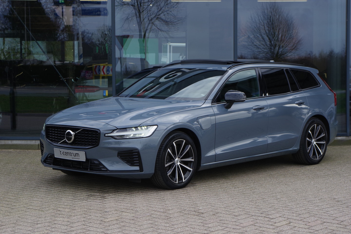 Volvo V60 - 2.0 T6 Plug-in Hybrid AWD 350 PK Ultimate Dark Long Range, Panoramadak, Trekhaak, H/K Soun - AutoWereld.nl