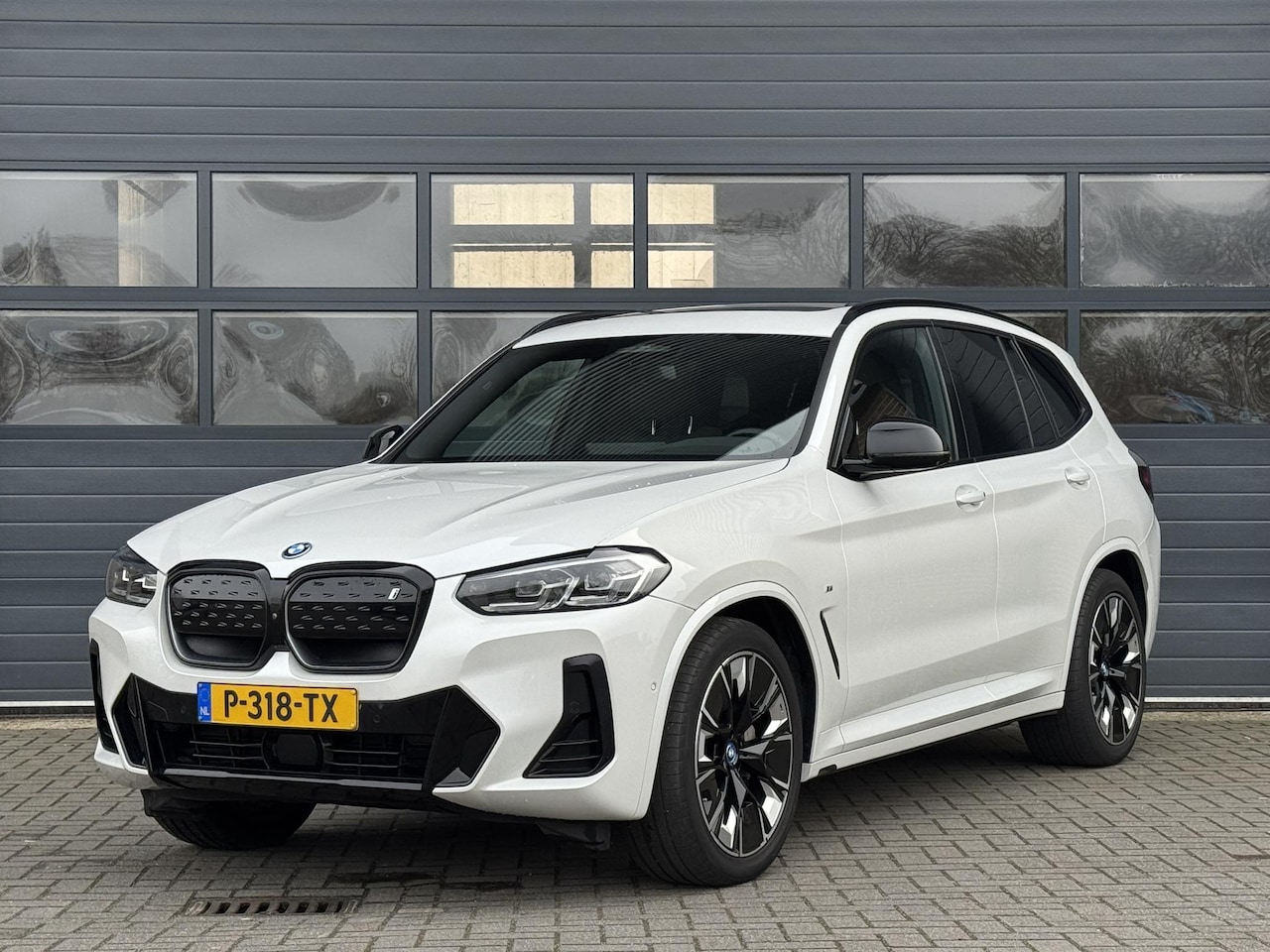 BMW iX3 - HIGH EXECUTIVE 80 KWH I M-SPORT I 100% SOH I SCHUIF/KANTELDAK I SHADOW LINE PACK - AutoWereld.nl