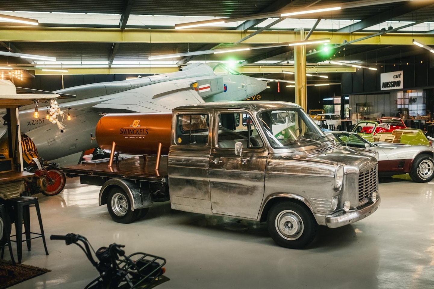 Ford Transit - 130 Exclusieve Swinckels tapwagen | Handgemaakte koperen biertank | Oldtimer icoon - AutoWereld.nl