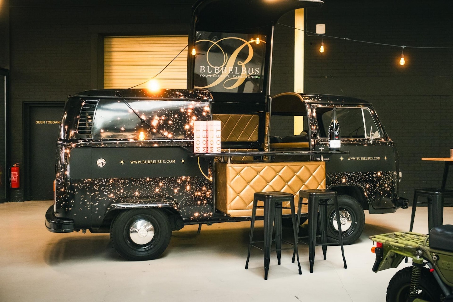 Volkswagen T2 - Exclusieve champagnebar | Oldtimer | Iconisch lifestyle-object - AutoWereld.nl