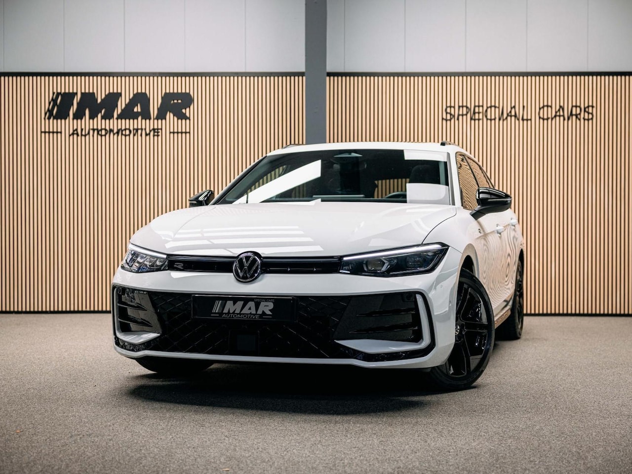 Volkswagen Passat Variant - R-Line Diesel | Trekhaak | Pano | Head-up | Stoelmassage | - AutoWereld.nl