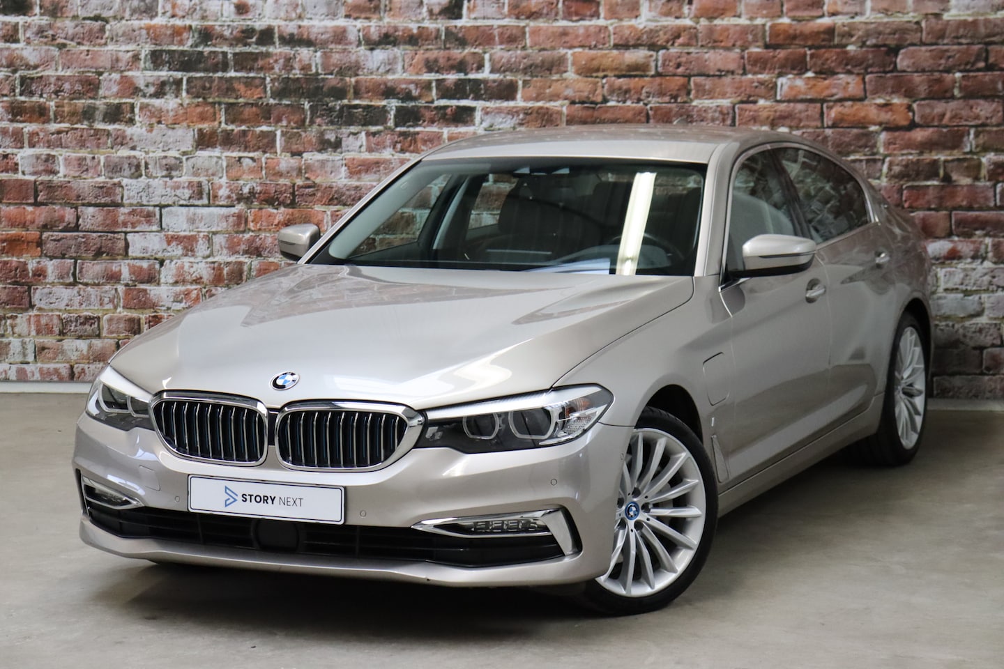 BMW 5-serie - Sedan 530e High Executive Luxury Line Automaat / Navigatiesysteem Professional / Trekhaak - AutoWereld.nl