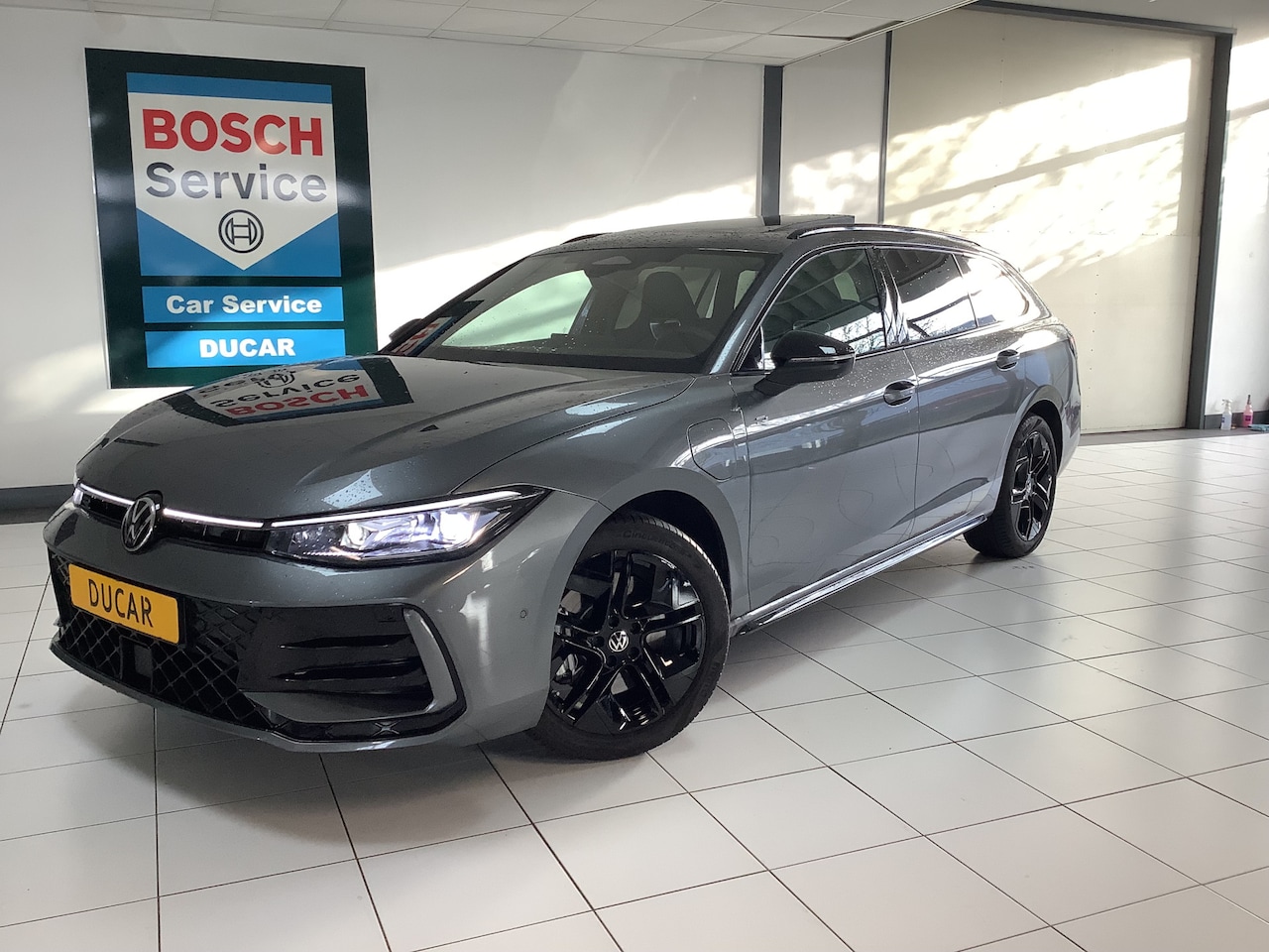 Volkswagen Passat Variant - 1.5 eHybrid R-Line Edition 200 KW Panoramadak /trekhaak /IQ Light /220v aansluiting 2 elec - AutoWereld.nl