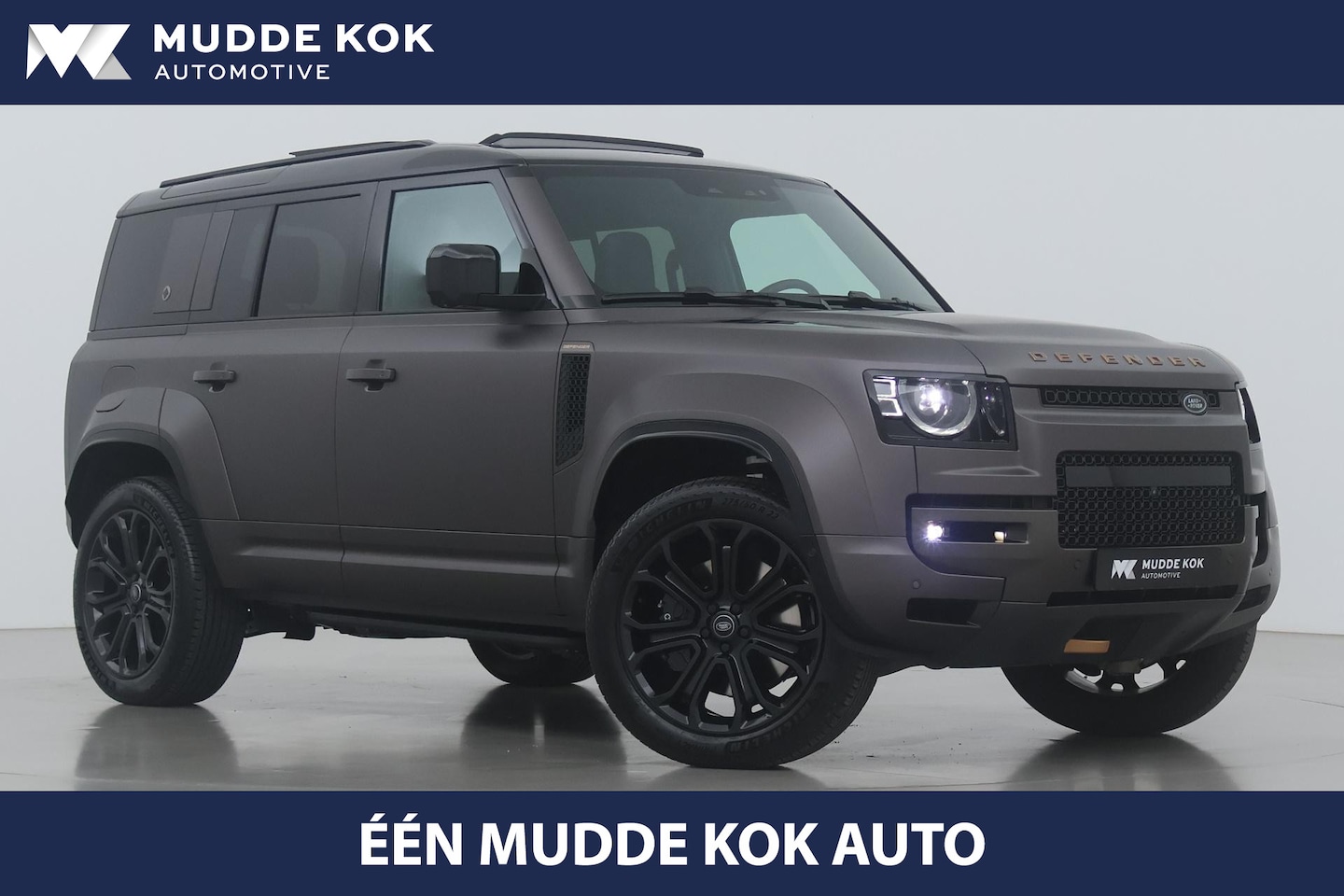 Land Rover Defender - 4.4 P635 Octa | Treeplanken | 22 Inch | ClearSight | Meridian Surround | 6D-Luchtvering | - AutoWereld.nl