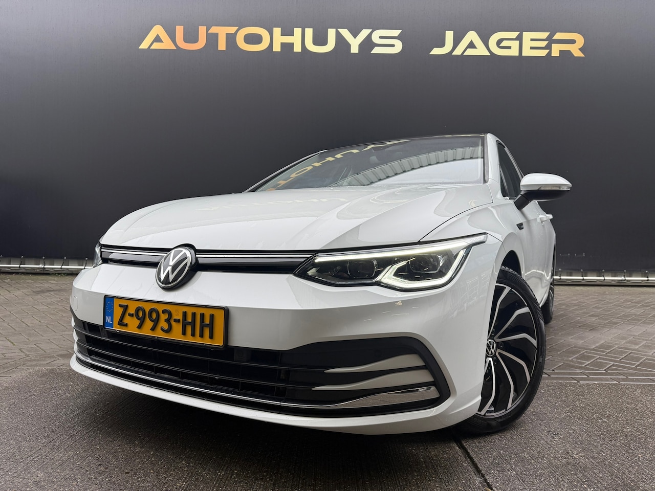 Volkswagen Golf - 1.5 TSI Life Pano Memory Camera Carplay Massage IQ Lights - AutoWereld.nl