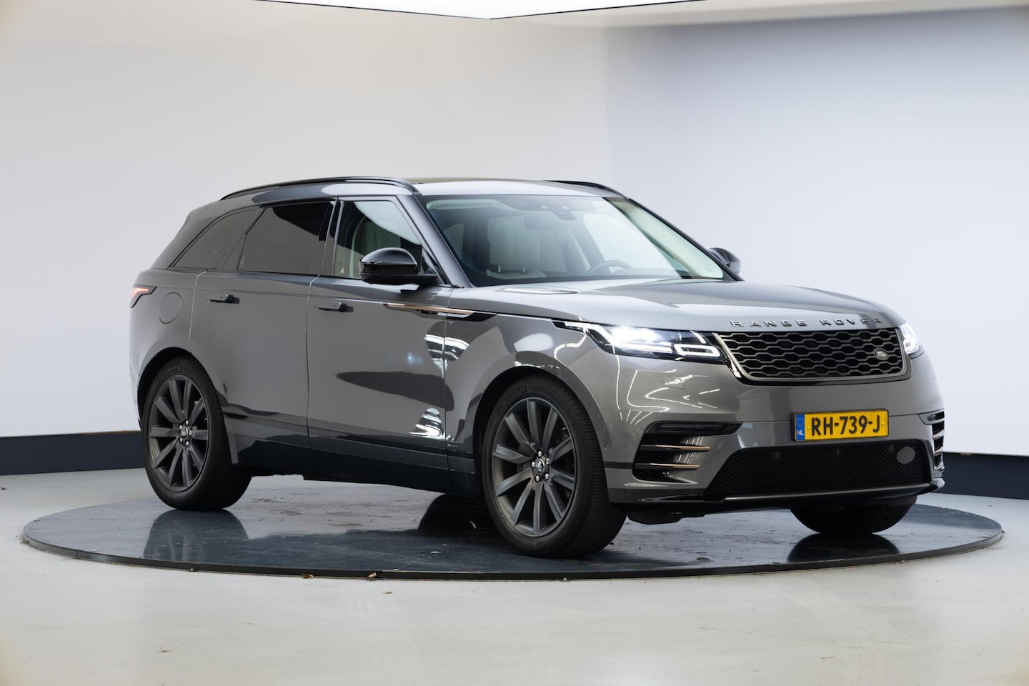 Land Rover Range Rover Velar - 3.0 V6 AWD R-Dynamic HSE 3.0 V6 AWD R-Dynamic HSE - AutoWereld.nl