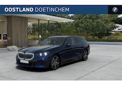 BMW 5-serie Touring - 530e M Sport Automaat / Trekhaak / Panoramadak / Comfort Access / Stoelventilatie / Parkin
