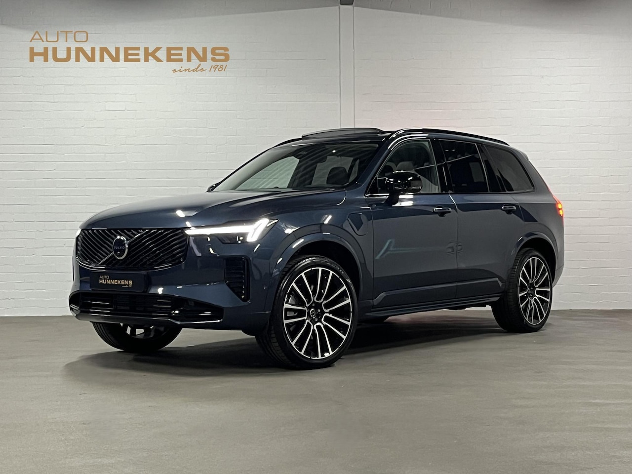 Volvo XC90 - 2.0 T8 Plug-in hybrid AWD Ultra Dark Luchtvering | Massage | Bowers & Wilkins | Trekhaak | - AutoWereld.nl