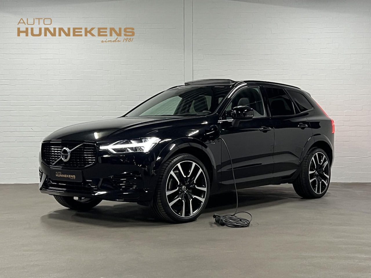 Volvo XC60 - 2.0 Recharge T8 AWD R-Design Trekhaak | Open dak | Massage | Cruise control | Stoel ventil - AutoWereld.nl