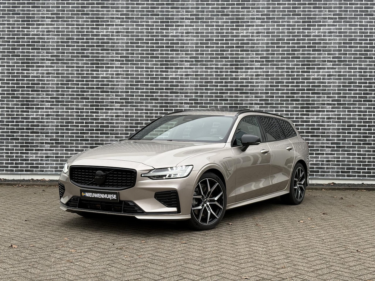 Volvo V60 - T6 Recharge AWD Plus Black Edition | Panoramadak | Harman & Kardon Audio | Adaptive Cruise - AutoWereld.nl