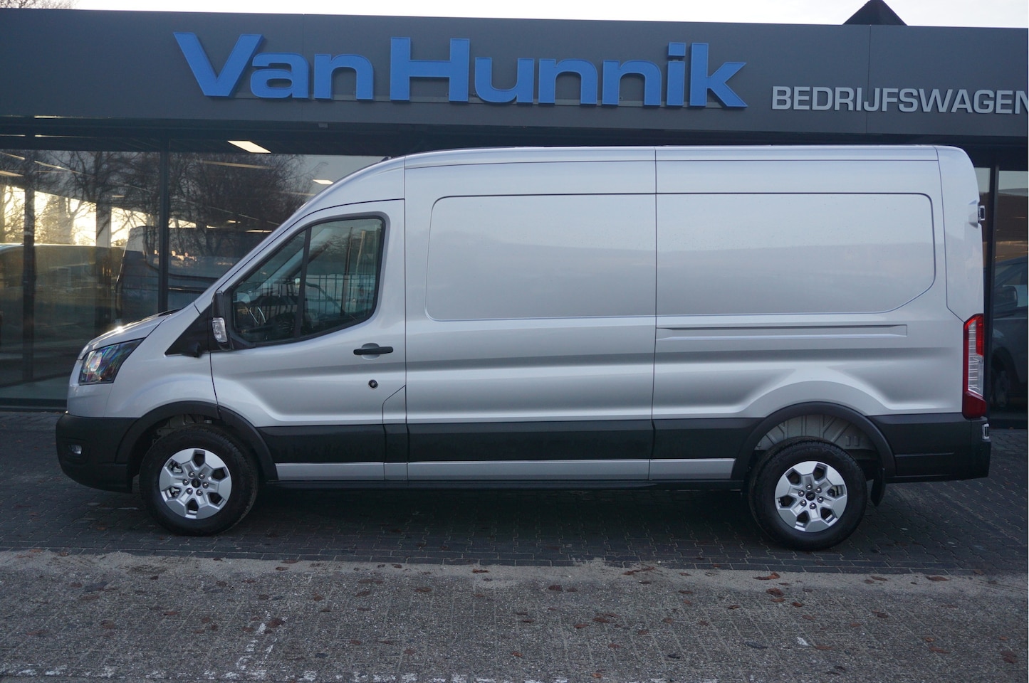 Ford Transit - 350L 130PK AUT L3H2 BPM VRIJ!! Sync4 Navi, 360 Camera, LM Velg, Trekhaak!! NR. A253 - AutoWereld.nl