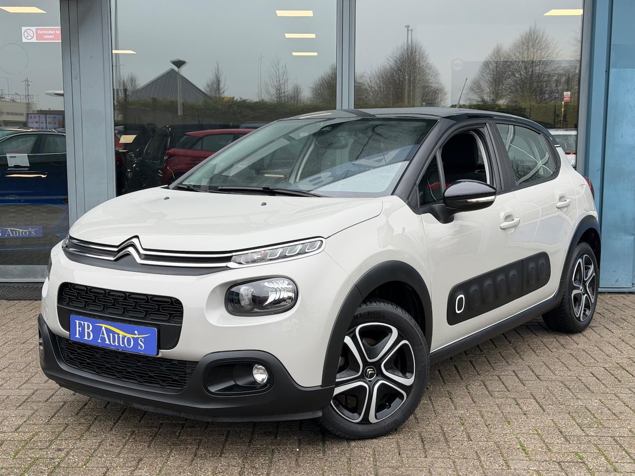 Citroën C3 - 1.2 PureTech Shine Airco Lmv Cruise Camera Navi Stoel-Verwarming - AutoWereld.nl