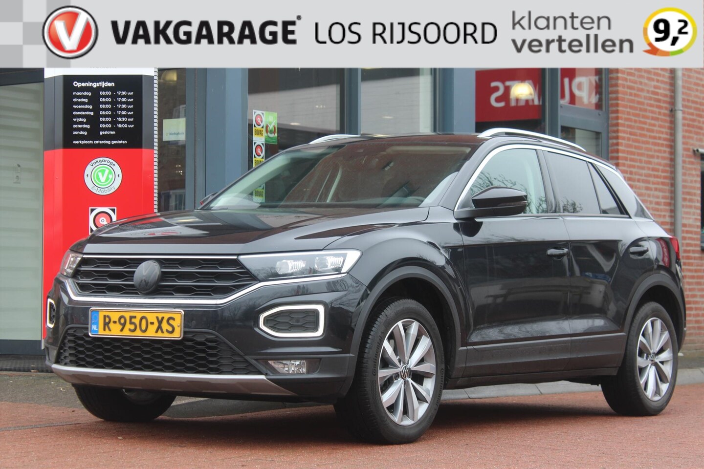 Volkswagen T-Roc - 1.5 TSI DSG *Business* | Trekhaak | Camera | Adaptive Cruise Control | Carplay | Climate C - AutoWereld.nl