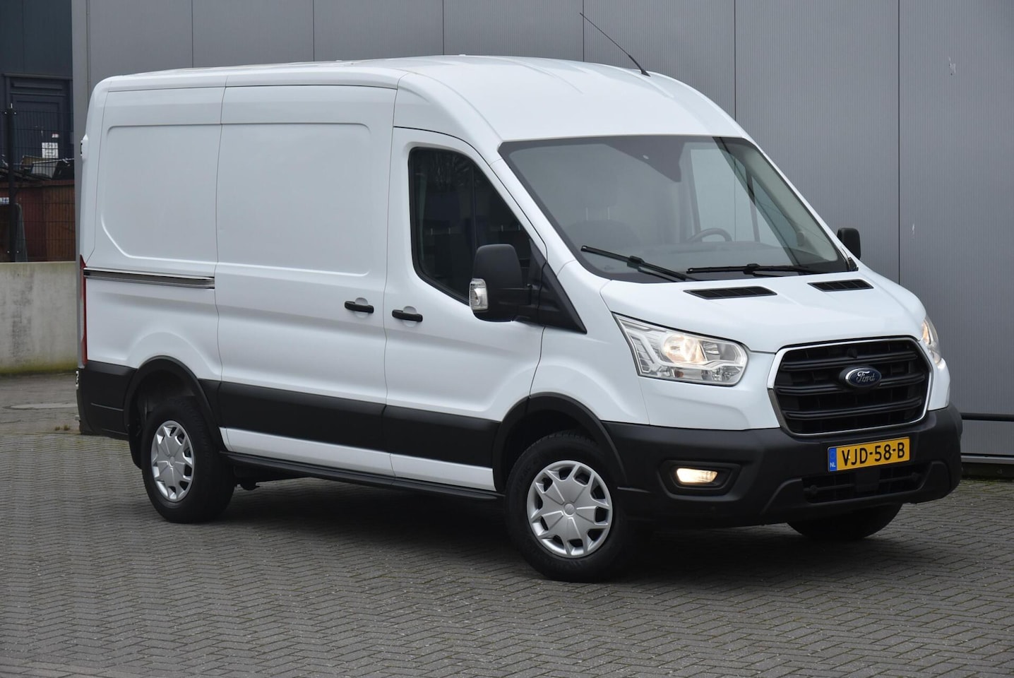 Ford Transit - 350 2.0 TDCI L2H2 Airco Cruise PDC 2800 KG Trekhaak - AutoWereld.nl