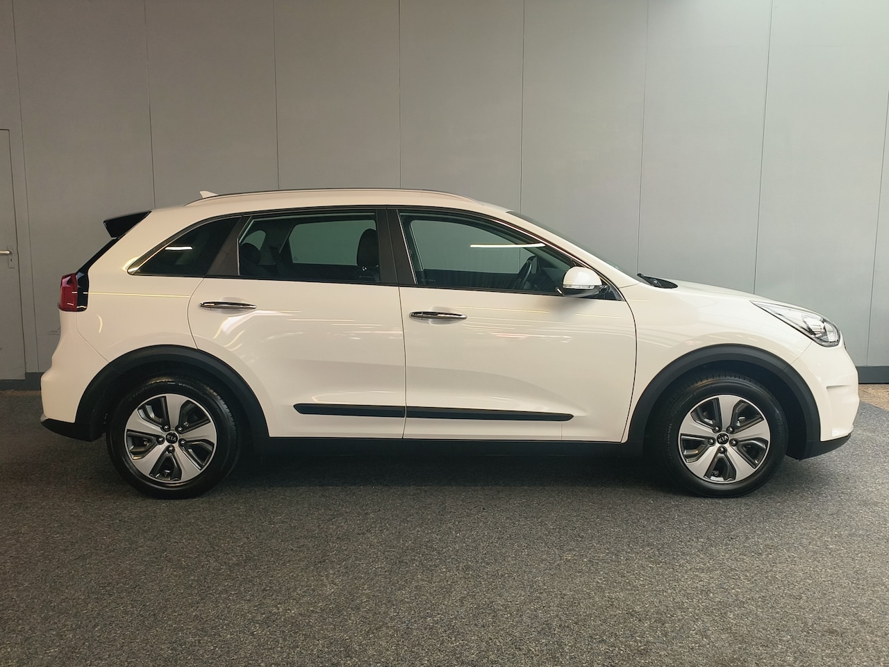 Kia Niro - 1.6 GDi Hybrid DynamicLine Rijklaar + 12 maanden Bovag-garantie Henk Jongen Auto's in Helm - AutoWereld.nl
