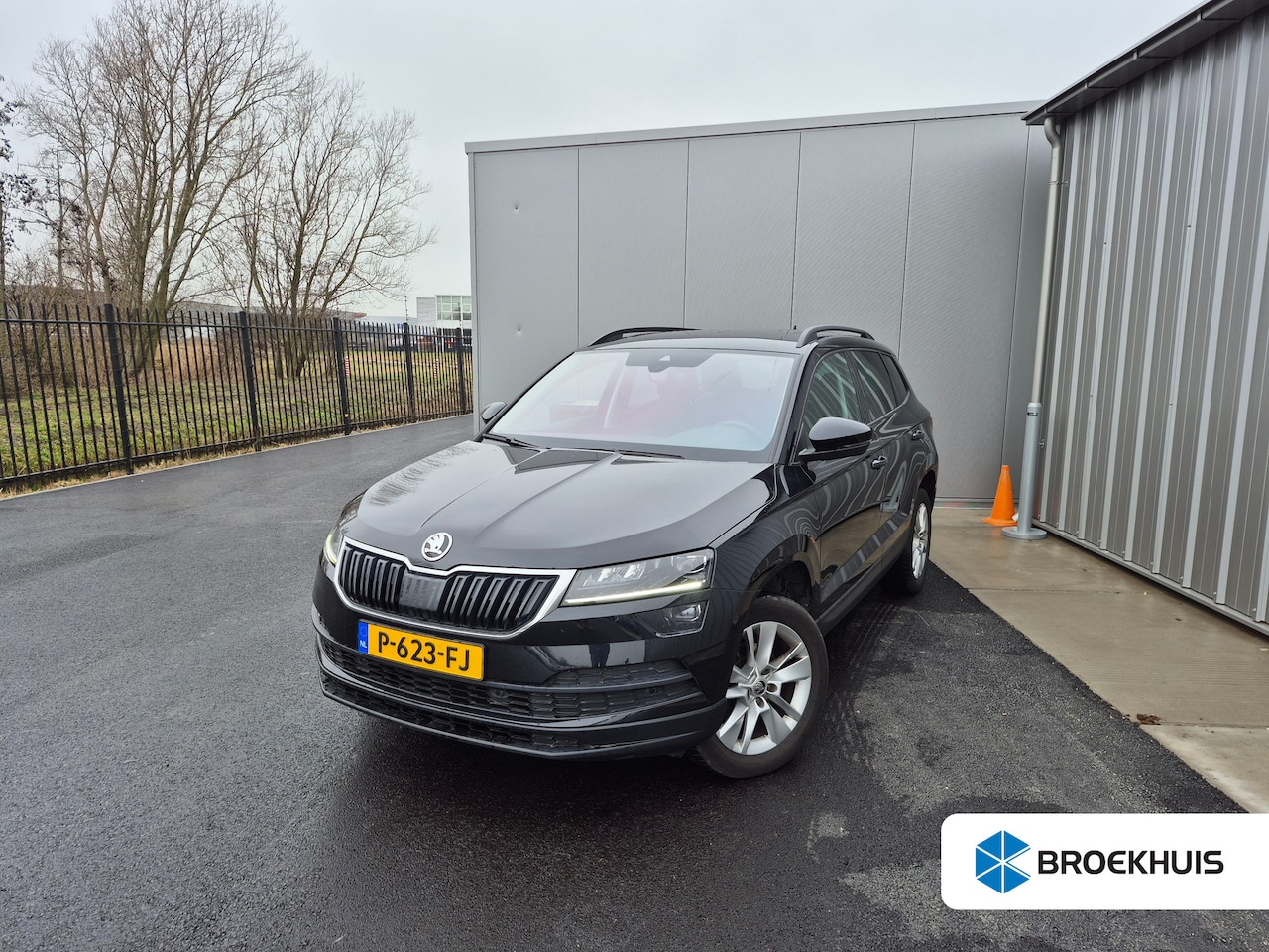 Skoda Karoq - 1.5 TSI ACT Business Edition 150 Pk DSG/AUTO | Glazen panorama-dak | Trekhaak | Navigatie - AutoWereld.nl