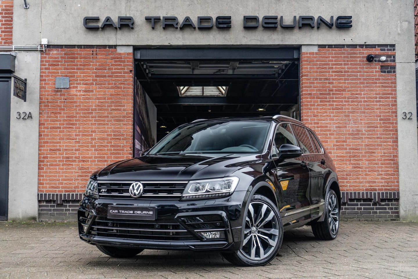 Volkswagen Tiguan - 2.0 TSI 4Motion R-Line Pano / Trekhaak / Dyn - AutoWereld.nl