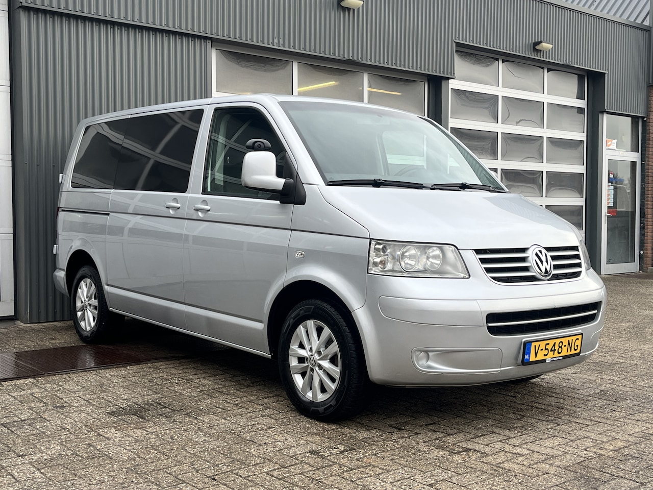 Volkswagen Transporter Caravelle - 2.5 TDI DC Caravelle Airco Cruise controle Trekhaak 4-Persoons Stoelverwarming Apple carpl - AutoWereld.nl