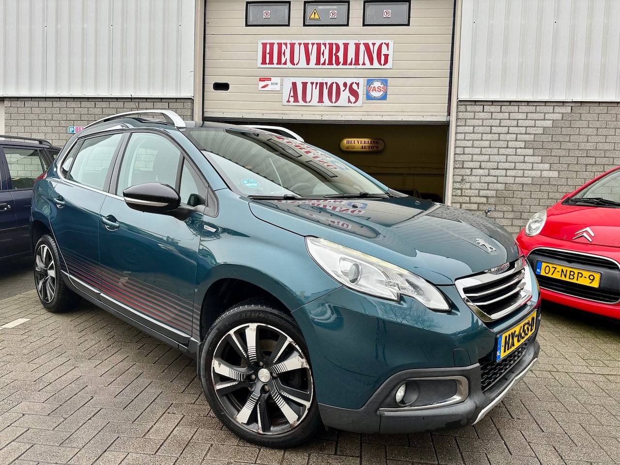Peugeot 2008 - 1.2 PureTech Urban Cross |LED | Navi | PDC | Trekhaak - AutoWereld.nl