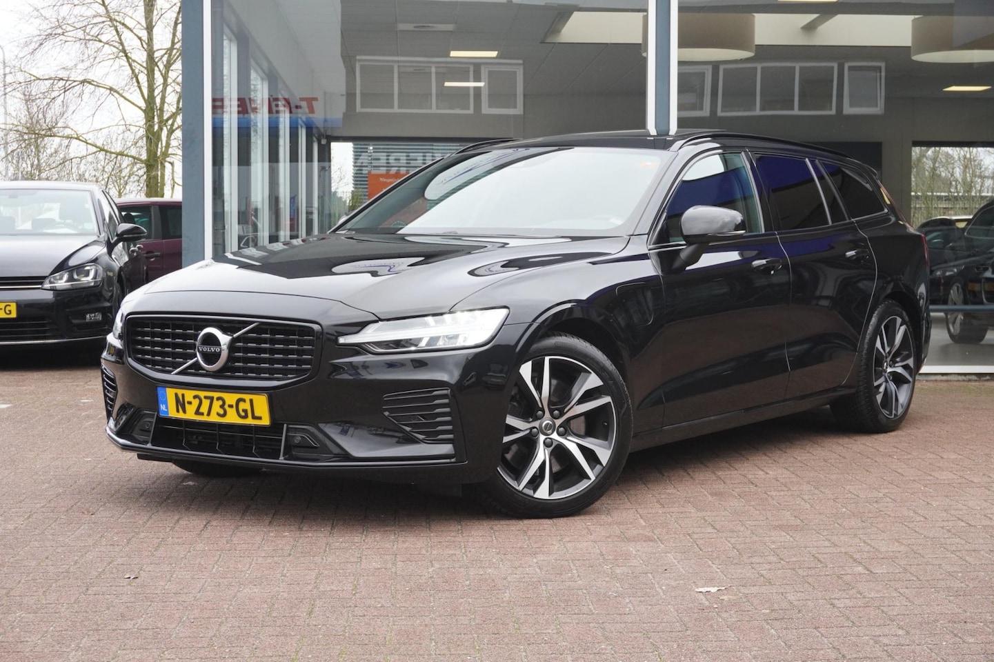 Volvo V60 - 2.0 T6 Recharge AWD R-Design Automaat | Panodak | Trekhaak| Camera | Vol opties | Inruil m - AutoWereld.nl