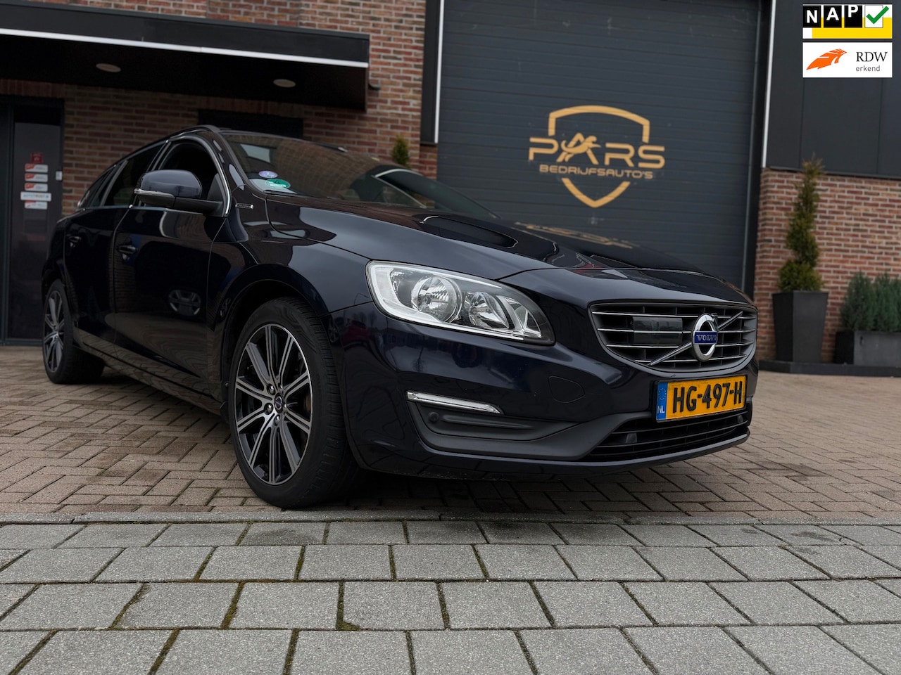 Volvo V60 - 2.4 D6 Twin Engine Momentum Automaat Airco Navi Cruise Elk.Ramen Trekhaak - AutoWereld.nl
