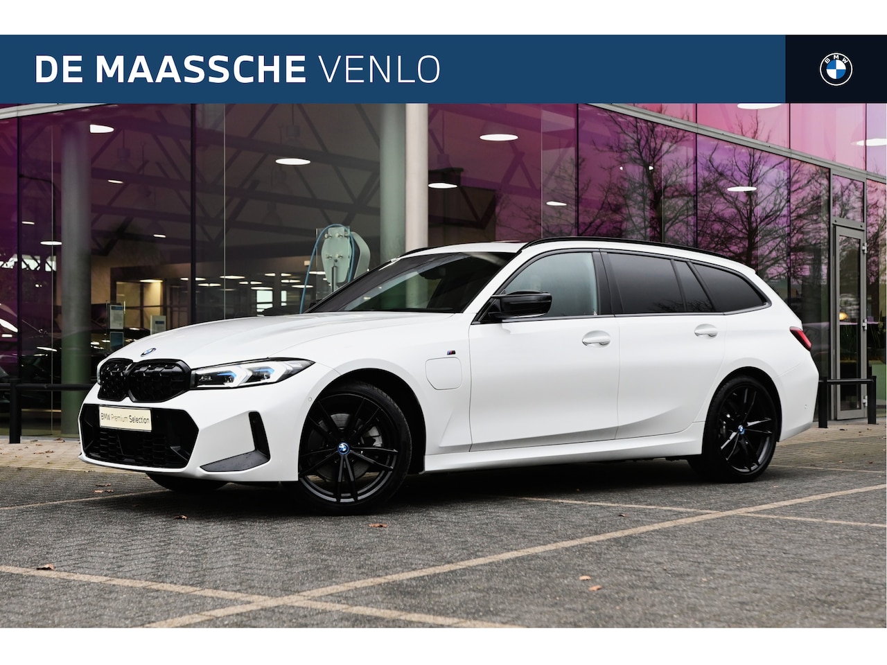 BMW 3-serie Touring - 330e High Executive M Sport Automaat / Trekhaak / Panoramadak / Comfort Access / Adaptieve - AutoWereld.nl