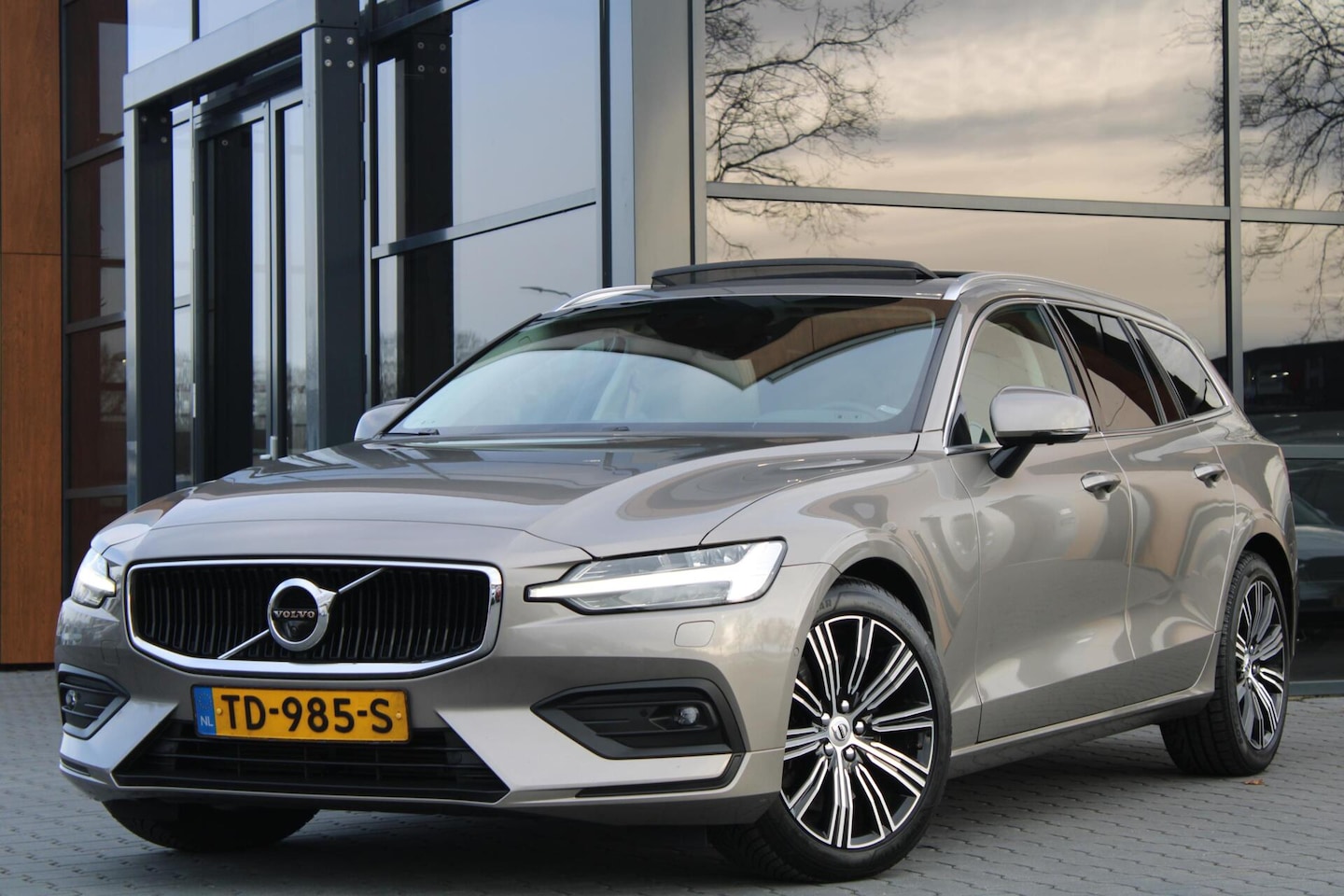 Volvo V60 - 2.0 D4 | Pano | B&W Audio | Head-up | Trekhaak - AutoWereld.nl