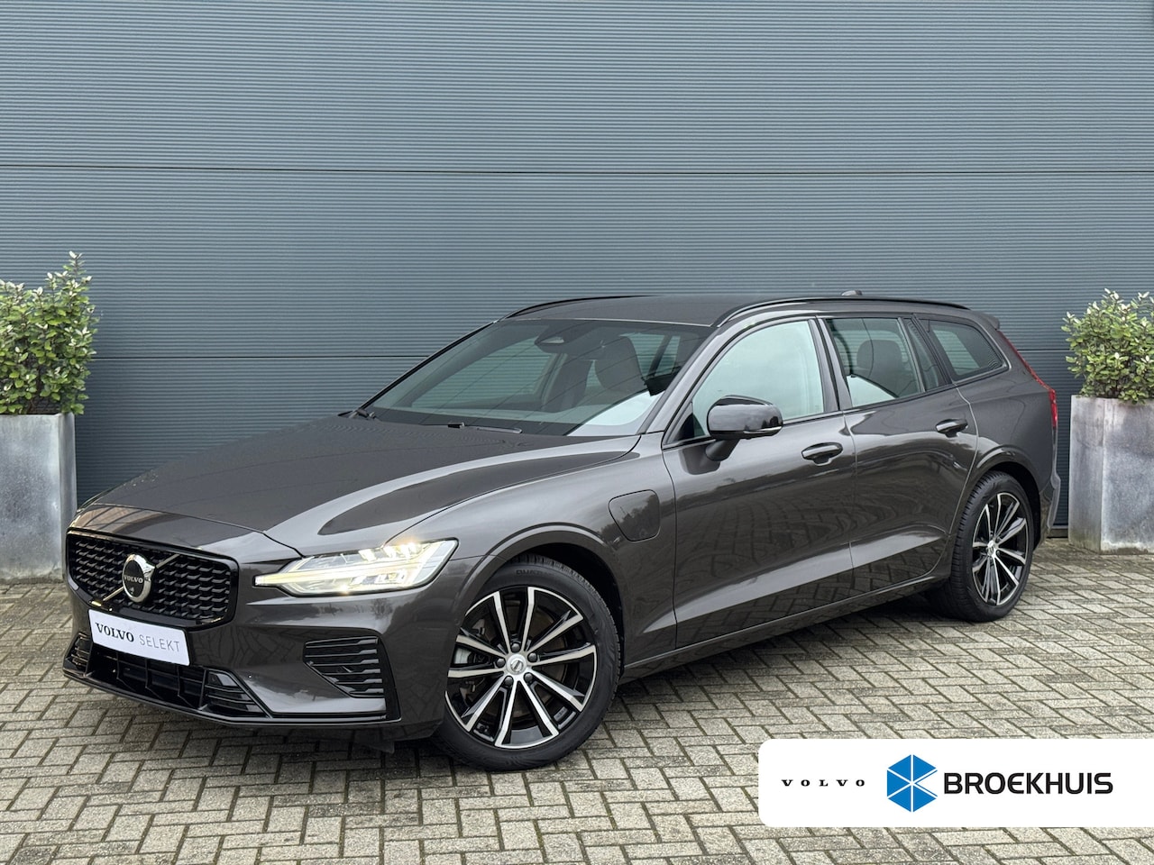 Volvo V60 - 2.0 T6 Plug-in hybrid AWD Plus Dark | 360 camera | Trekhaak | Sportstoel | Harman/Kardon | - AutoWereld.nl