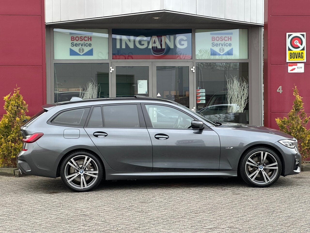 BMW 3-serie Touring - 320e Business Edition Plus | M sport | Pano | HUD | Leder - AutoWereld.nl